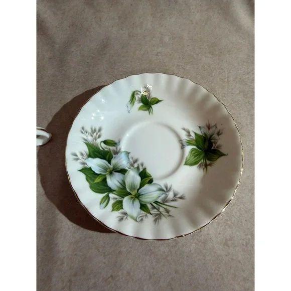 Royal Albert Trillium Teacup and Saucer Set Bone China England Vintage Floral - Picture 6 of 10